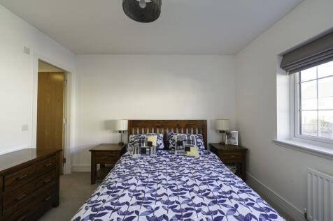 16. Bedroom 1 ang...