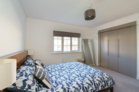 17. Bedroom 1 ang...