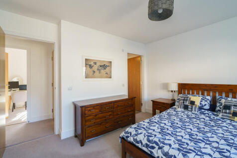 19. Bedroom 1 ang...