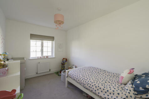 22. Bedroom 3 ang...