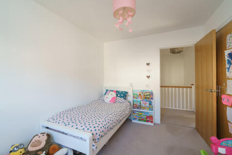 23. Bedroom 3 ang...