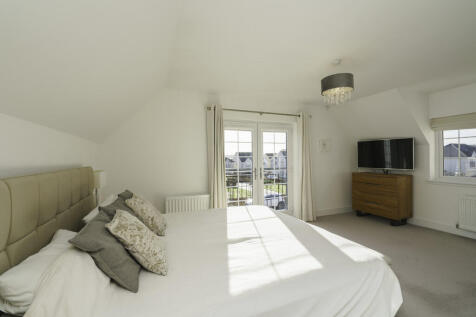 28. Bedroom 4 ang...