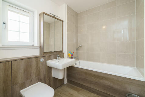 32. Bathroom angl...