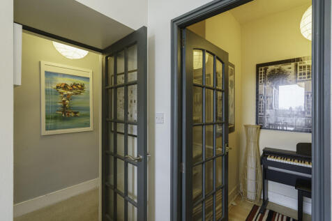 11. Kitchen area ...