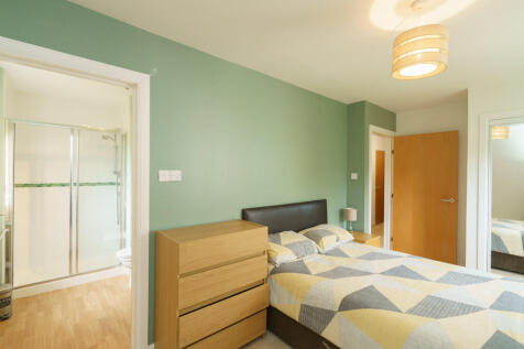 13. Bedroom 2 ang...