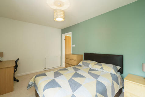 10. Bedroom 2 ang...