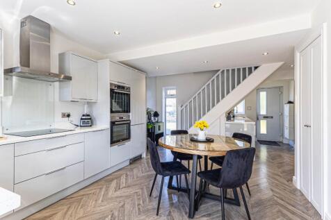 Kitchen / Dining 
