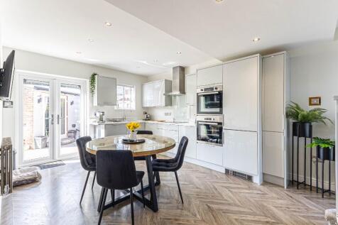 Kitchen / Dining 