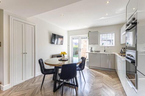 Kitchen / Dining 