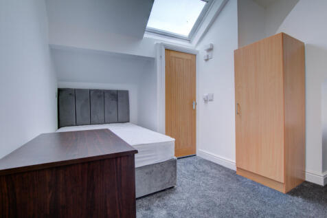 Bedroom (room 5)