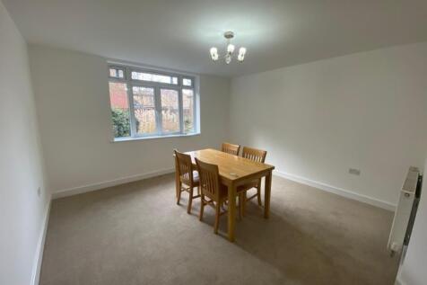 8 Henley Court LOUNGE