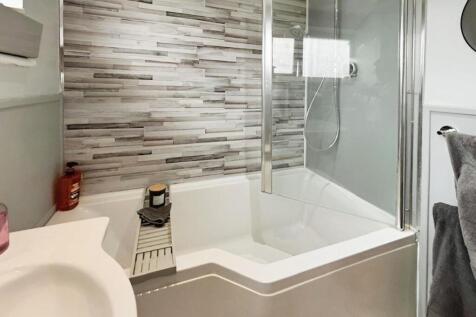 9f0e9a3b-Bathroom 202.jpg