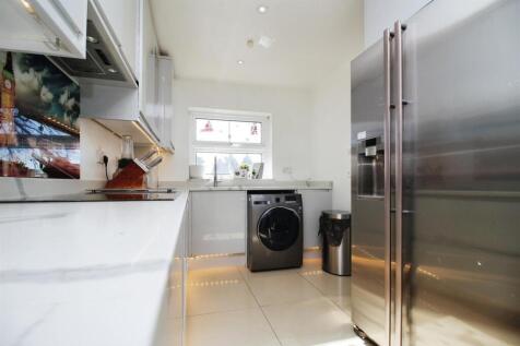 MAIN KITCHEN