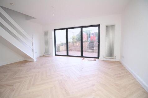 LOUNGE / DINING AREA