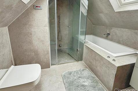 TOP FLOOR BATHROOM.JPG