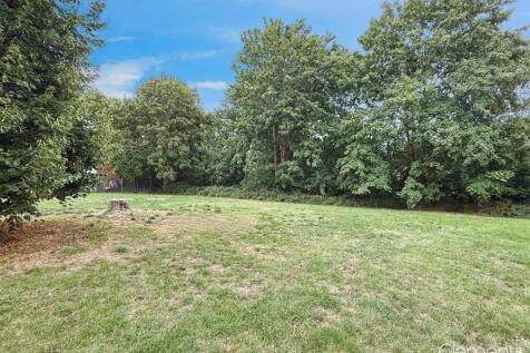 COMMUNAL GARDENS &amp; PARKING