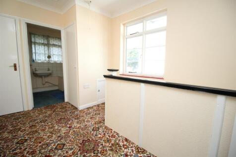 FIRST FLOOR LANDING