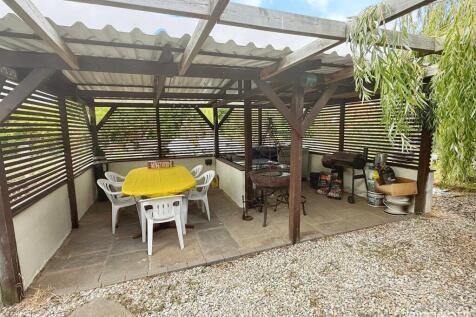 OUTSIDE SEATING AND KITCHEN AREAS