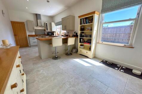 kitchen 2.jpg