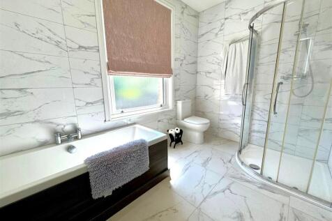 bathroom 3.jpg