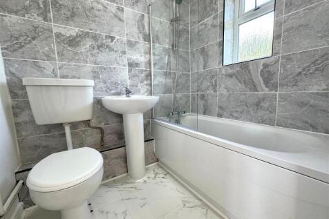 bathroom 3.jpg