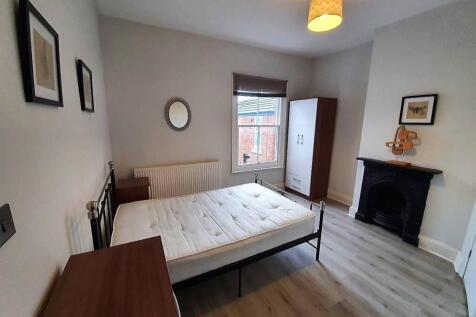 3 or 4 Bed unfurnished Property