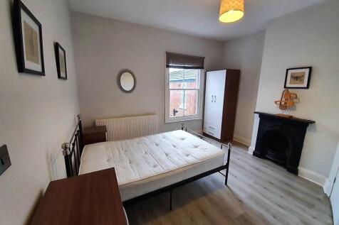 3 or 4 Bed unfurnished Property