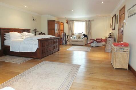 21 Master Bedroom.jpg