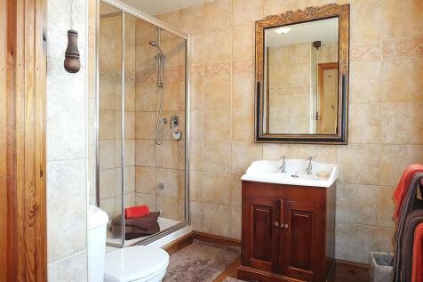 24 Ensuite.jpg