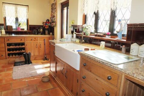 16  Kitchen.jpg