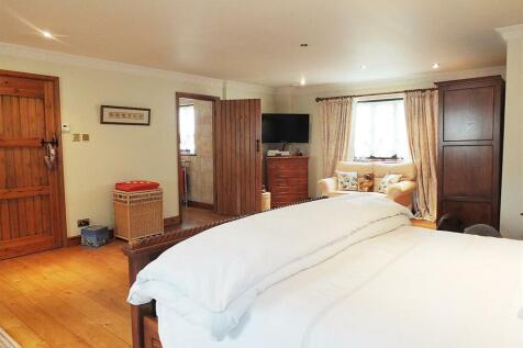 20 Master Bedroom and Ensuite.jpg
