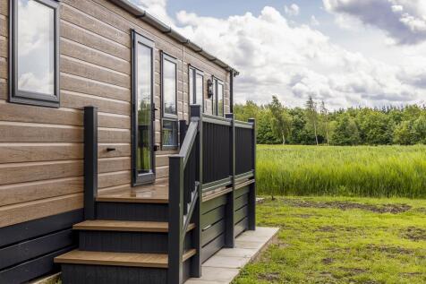 Swan Lake Country Park (Swineshead) Cabin 2-6.jpg