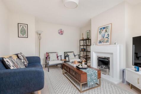 8 Hill Close 2019-2.jpg