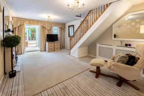 22 Woodland Close...