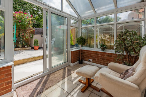 22 Woodland Close...