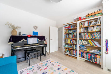 32 Clive Road, TW...