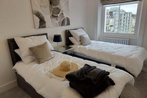 Second bedroom (doub