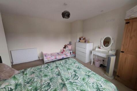 Master Bedroom (2)