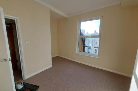 Main bedroom (rear)