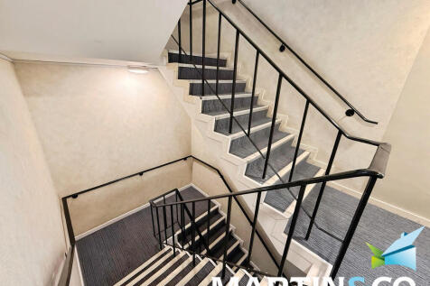 b49df60b-IMG-2025...