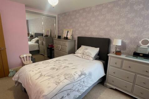 Main bed 1.jpg