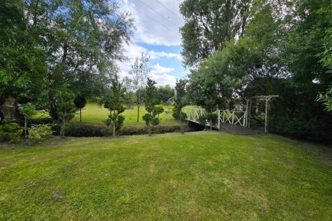 Rear Garden (10).jpg