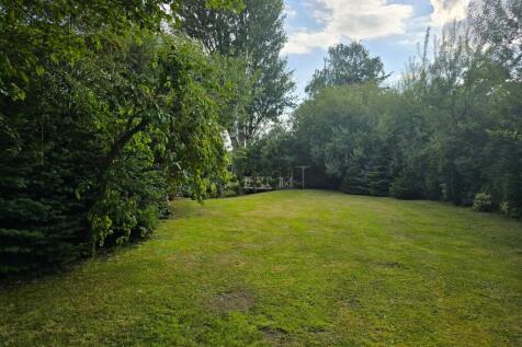 Rear Garden (17).jpg