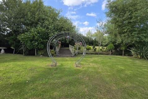 Rear Garden (24).jpg