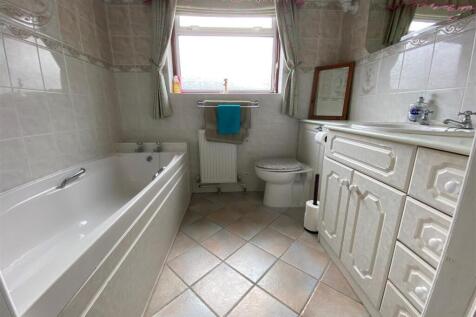 Bathroom 2.jpg