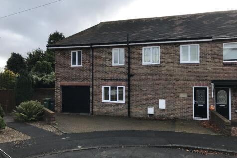 Front of property and drive 