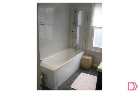 main bathroom- with WC (1)