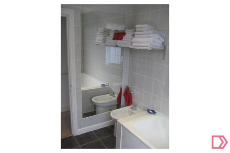 main bathroom- with WC (2)
