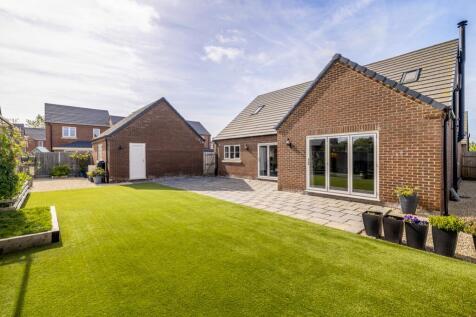 10 Cavell Way (Fleet)-12