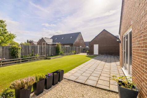10 Cavell Way (Fleet)-14